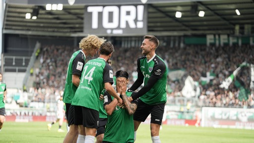 Die Spieler von Preußen Münster bejubeln ein Tor im Spiel gegen den TSV Havelse
