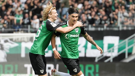 Preußen Münsters Antonio Tikvic (r.) bejubelt seinen Treffer gegen Havelse