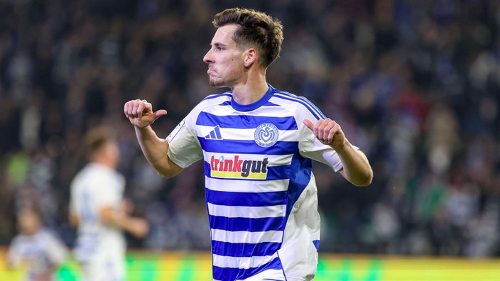 Connor Noß vom MSV Duisburg jubelt über seinen Treffer im Spiel gegen Mannheim.