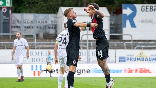 David Otto und Niklas Castelle bejubeln das Tor