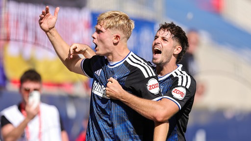 Peter Remmert (links) vom MSV Duisburg jubelt über sein Tor im Spiel bei Jahn Regensburg.