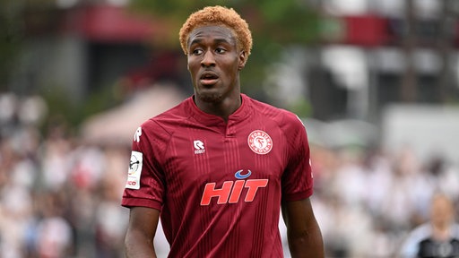 Romeo Aigbekaen im Trikot von Fortuna Köln