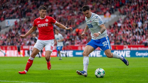 Niklas Koelle klaert vor Semir Telalovic