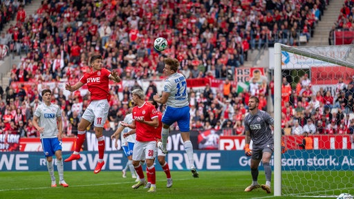 Florian Carstens (FC Hansa Rostock, 17) klaert per Kopf nach einer Flanke 