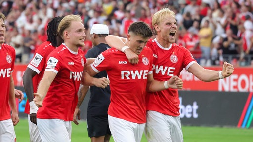 Jubel um den Torschützen per Elfmeter Semir Telalovic 