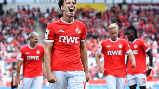 Noah Phil Pesch jubelt über seinen Treffer gegen die Würzburger Kickers