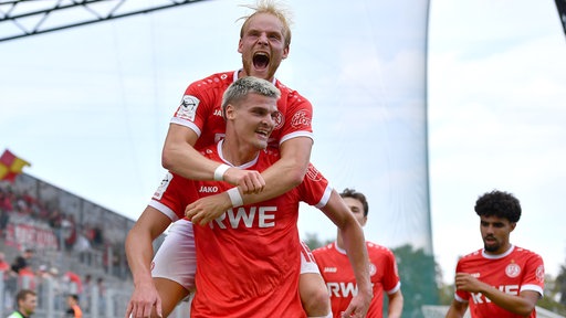 Marek Janssen und Ben Hüning freuen sich über den ersten Treffer der Essener gegen Würzburg
