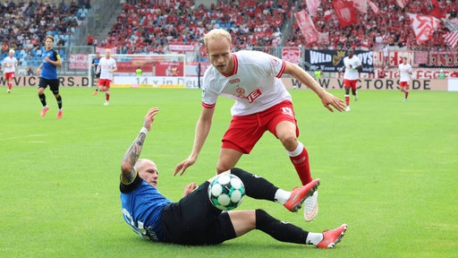 Essens Lucas Brumme behauptet den Ball gegen Philip Fahrner von Saarbrücken