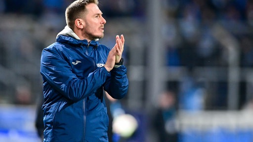 Tobias Strobl applaudiert der Leistung seiner Mannschaft von der Seitenlinie