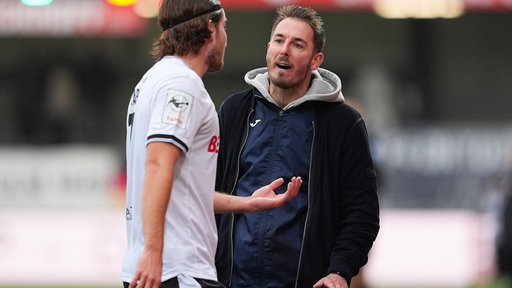 Cheftrainer Tobias Strobl im Dialog mit Julian Stark