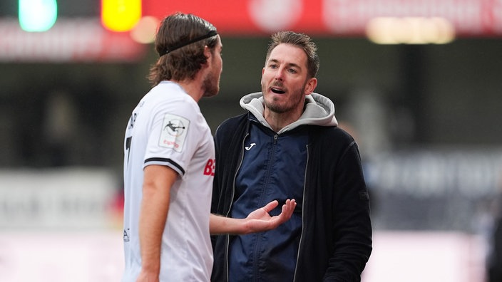Cheftrainer Tobias Strobl im Dialog mit Julian Stark