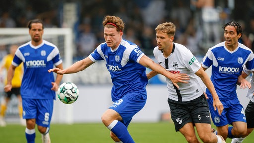 Verls Tom Baack im Duell mit Richard Meier vom SV Meppen