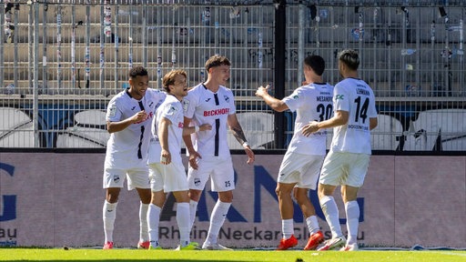 Die Verler Spieler bejubeln den Treffer