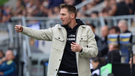 Verls Trainer Tobias Strobl gibt seiner Mannschaft Anweisungen von der Seitenlinie