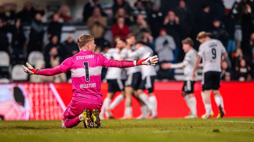 Die Mannschaft vom SC Verl jubelt nach dem Treffer zum 3:0 gegen Stuttgart II