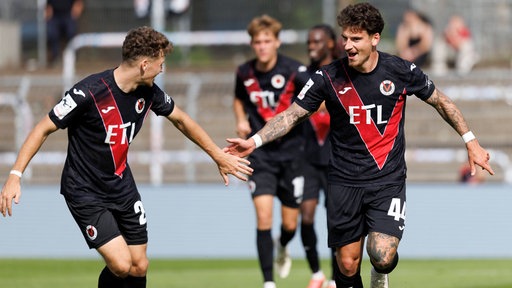 Niklas Castelle feiert seinen Treffer