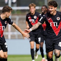 Niklas Castelle feiert seinen Treffer
