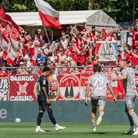 Adrian Fein, Patrick Hobsch und die Regensburger Fans bejubeln das Tor zum 3:1.