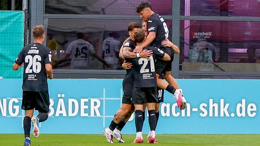 Die Mannschaft von Viktoria köln feiert das Tor