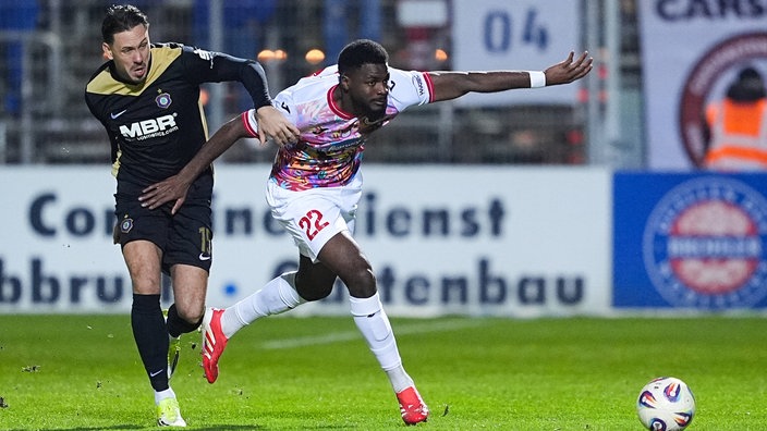 Marel Bär von Erzgebirge Aue (l.) im Duell mit Verthomy Boboy von Viktoria Köln.