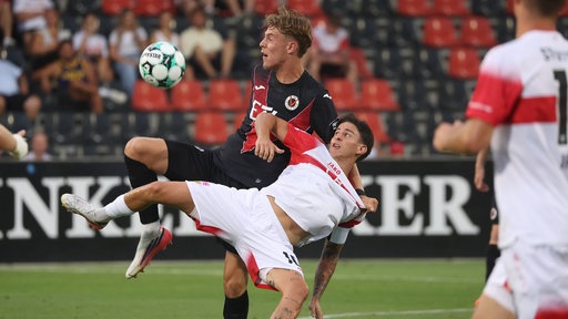 Kölns Niklas Swider im Zweikampf mit Nicolas Sessa