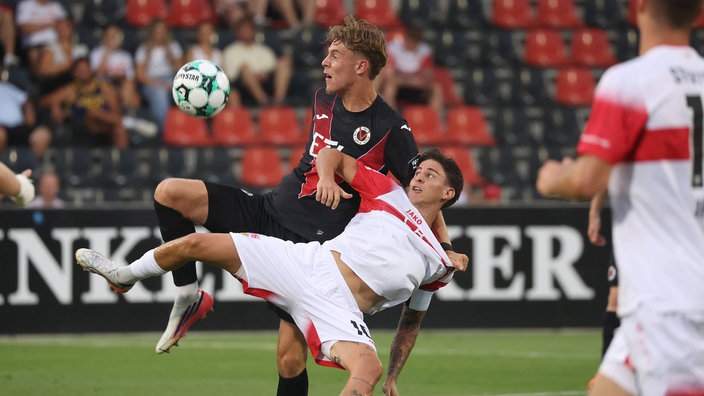 Kölns Niklas Swider im Zweikampf mit Nicolas Sessa