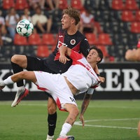 Kölns Niklas Swider im Zweikampf mit Nicolas Sessa