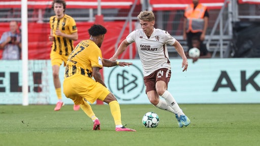 Kampf um den Ball Joel da Silva Kiala und Max Plath