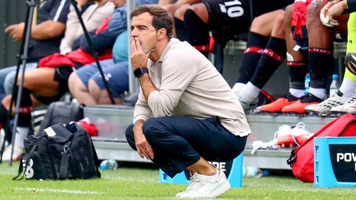 Leverkusens Trainer Carles Martinez blickt nachdenklich auf das Spielgeschehen
