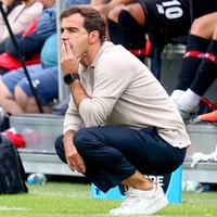 Leverkusens Trainer Carles Martinez blickt nachdenklich auf das Spielgeschehen