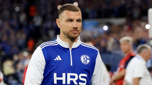 Edin Dzeko in Trainingskleidung des FC Schalke 04