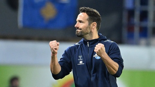 Paderborns Trainer Ralf Kettemann ballt die Fäuste