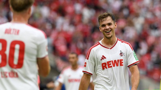 Thijs Dallinga freut sich zusammen mit Teamkollege Marius Bülter über den Sieg gegen Hoffenheim