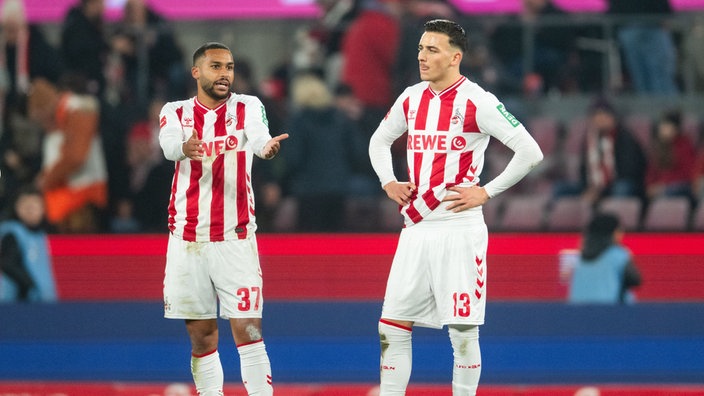 Die Kölner Spieler Linton Maina (l.) und Said El Mala nach der Niederlage gegen Union Berlin