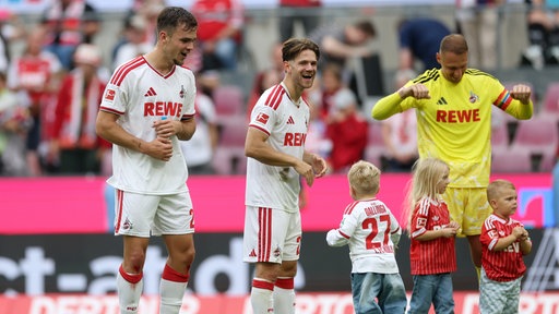 Die Kölner Spieler feiern den Sieg gegen Hoffenheim mit ihren Kindern