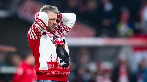 Lukas Kwasniok schaut während der Partie gegen Union Berlin kritisch auf das Spielgeschehen