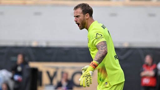 Mark Flekken feuert seine Mitspieler an