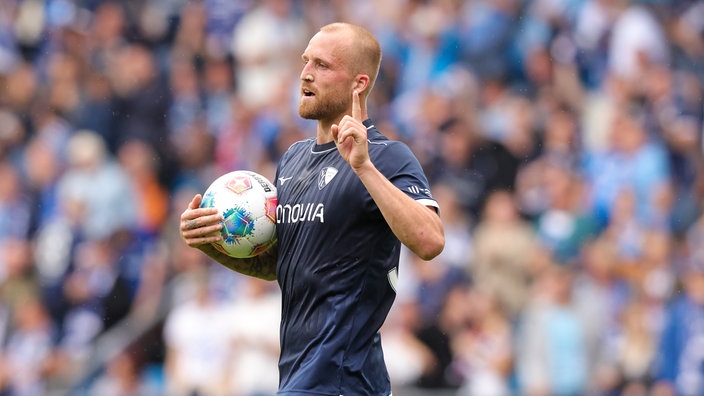 Fußballprofi Philipp Hofmann vom VfL Bochum trägt einen Ball.