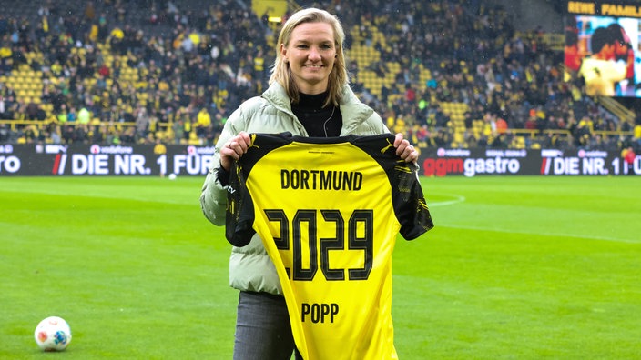 Alexandra Popp präsentiert das Trikot ihres neuen Arbeitgebers Borussia Dortmund.