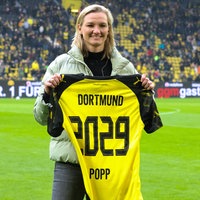 Alexandra Popp präsentiert das Trikot ihres neuen Arbeitgebers Borussia Dortmund.
