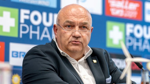 Paderborns Präsident Thomas Sagel spricht während der Pressekonferenz mit den Journalisten