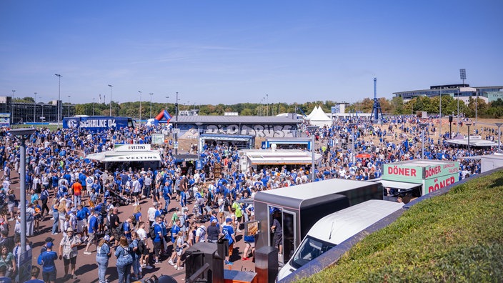 Zahlreiche Fans des FC Schalke 04 besuchen den Schalke-Tach