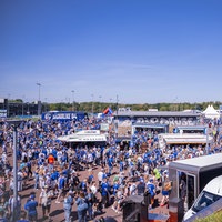 Zahlreiche Fans des FC Schalke 04 besuchen den Schalke-Tach