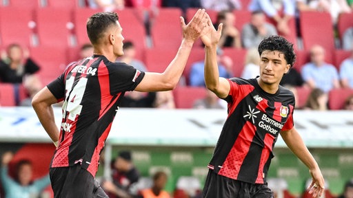 Bayer Leverkusens Patrik Schick (l.) erzielte in Augsburg den Ausgleich zum 2:2.