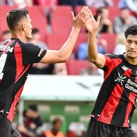 Bayer Leverkusens Patrik Schick (l.) erzielte in Augsburg den Ausgleich zum 2:2.