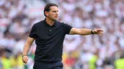 Mönchengladbachs Trainer Gerardo Seoane gibt seiner Mannschaft taktische Anweisungen
