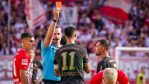 Schiedsrichter Richard Hempel zeigt Tim Kleindienst (Mönchengladbach) die rote Karte.