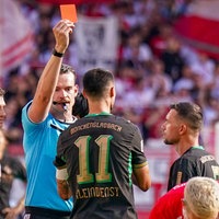 Schiedsrichter Richard Hempel zeigt Tim Kleindienst (Mönchengladbach) die rote Karte.
