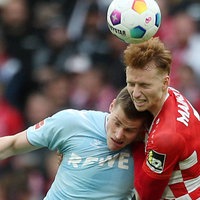 Eine Szene aus der letzten Bundesligabegegnung des 1. FC Köln in Mainz mit Stefan Tigges (l.) und FSV-Aktuer Sepp van den Bergh (FSV).