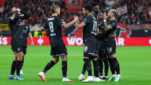 Die Leverkusener Spieler bejubeln das 1:0
